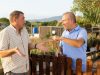 Cizímu člověku pomůžeme hned, souseda raději přehlédneme. Psychologové znají důvod, proč to děláme
